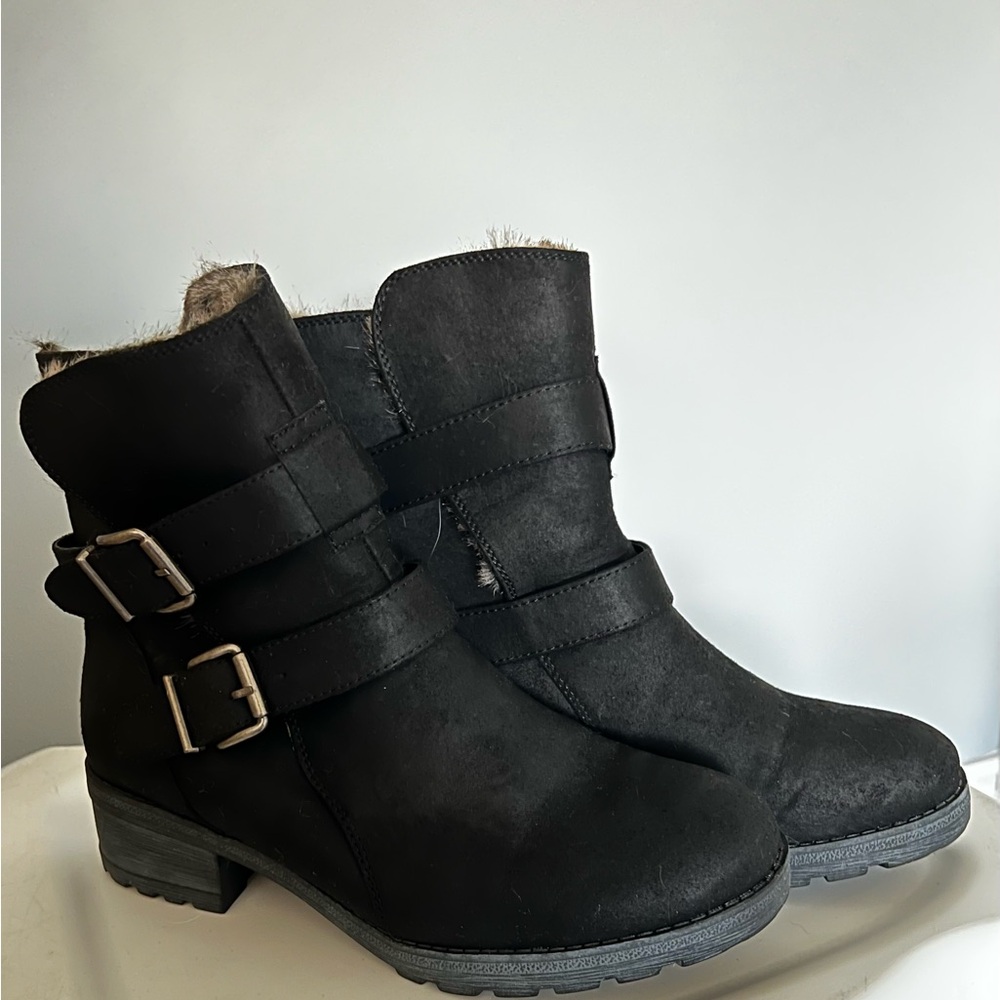 Size 8.5 black with brown fur inside White Mountain boots.